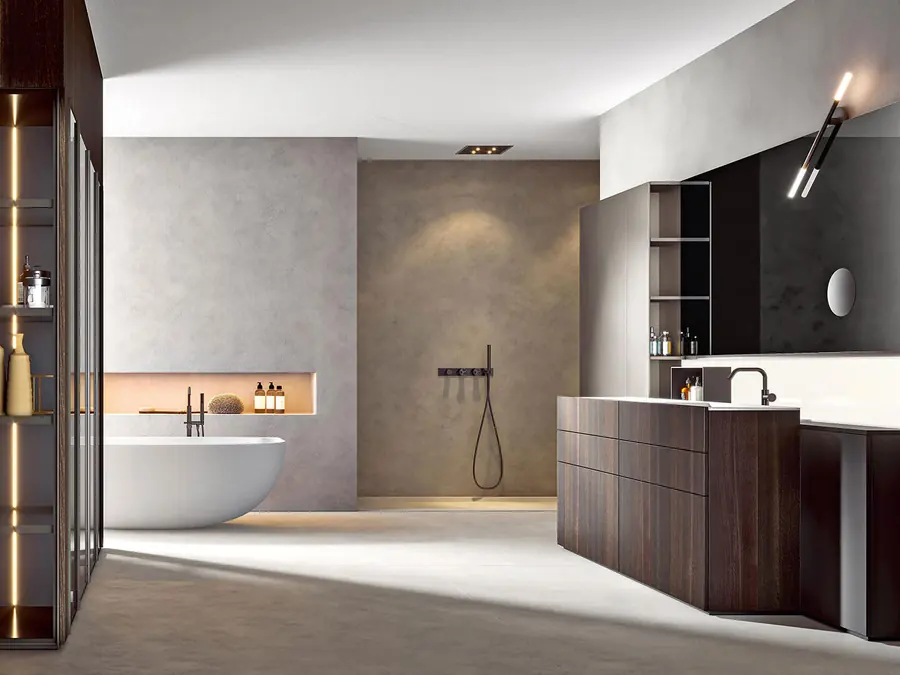 Bagno in legno scuro con vasca