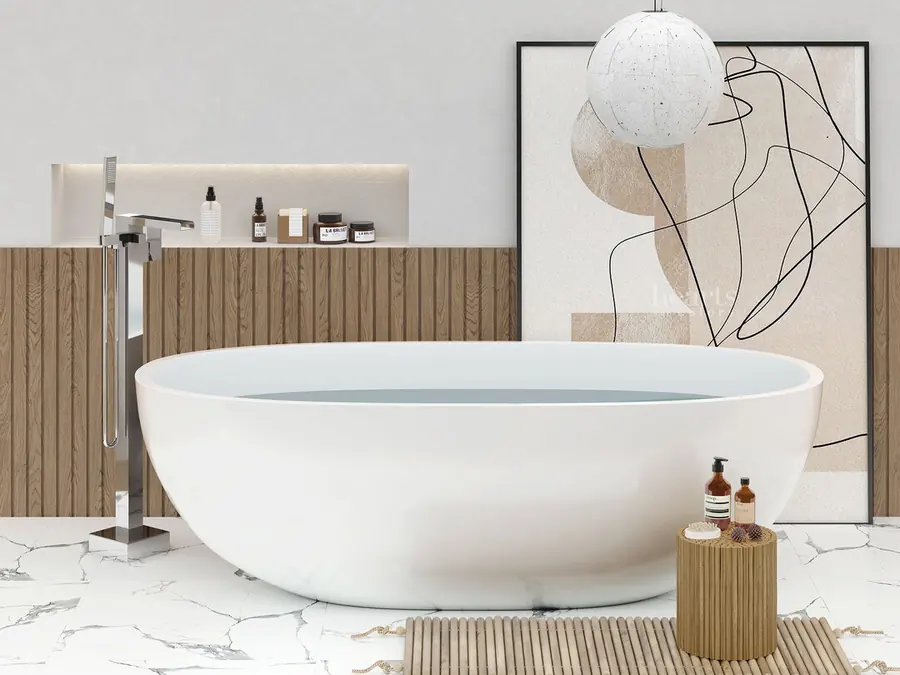 Vasca freestanding bianca in ambiente chiaro