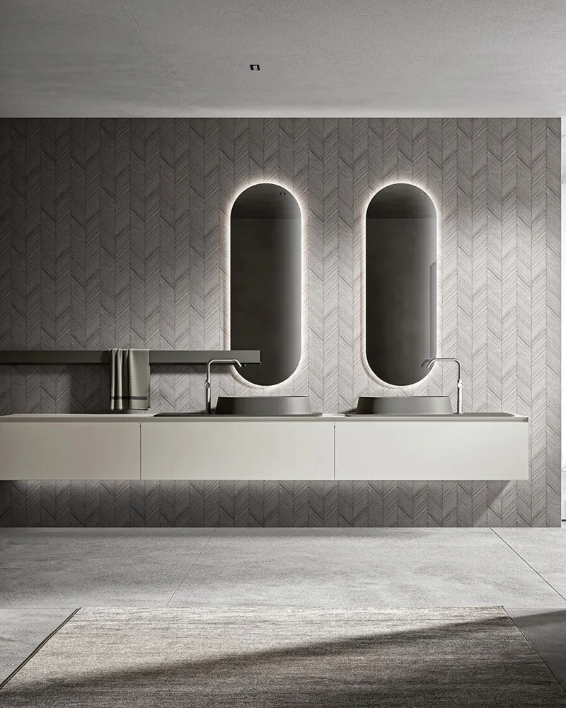 Bagno con doppio lavabo, specchi ovali retroilluminati e doccia walk-in Bagno con doppio lavabo, specchi ovali retroilluminati e doccia walk-in