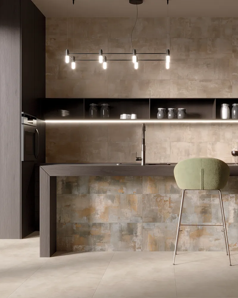 Rivestimento effetto materico su parete e isola della cucina Rivestimento effetto materico su parete e isola della cucina