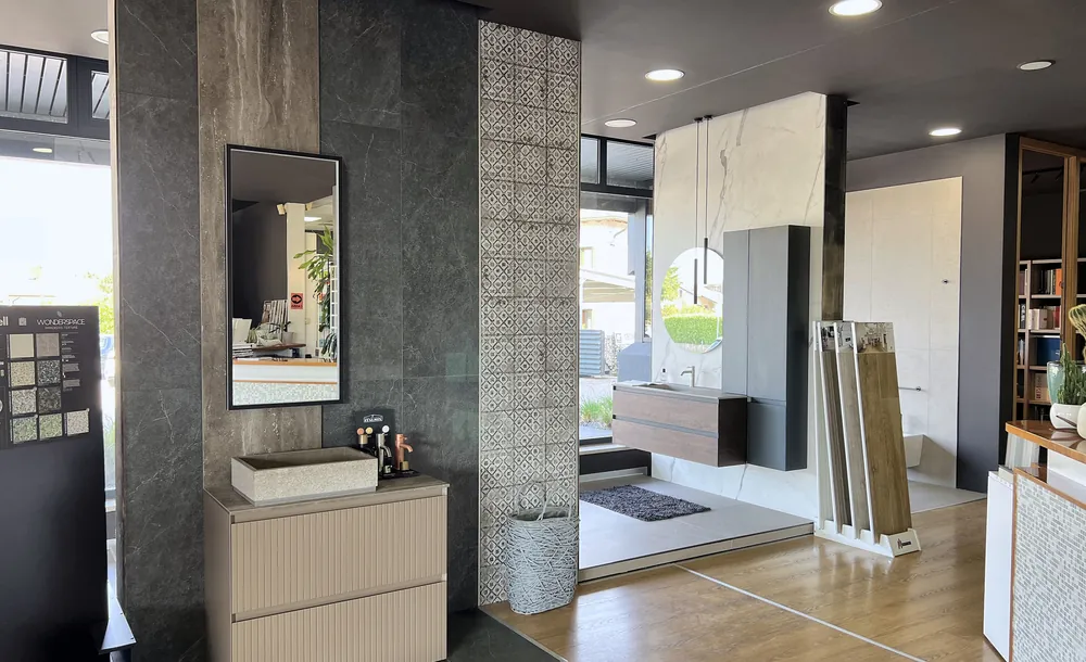 Composizione bagno con mobile e lavabo nello showroom
