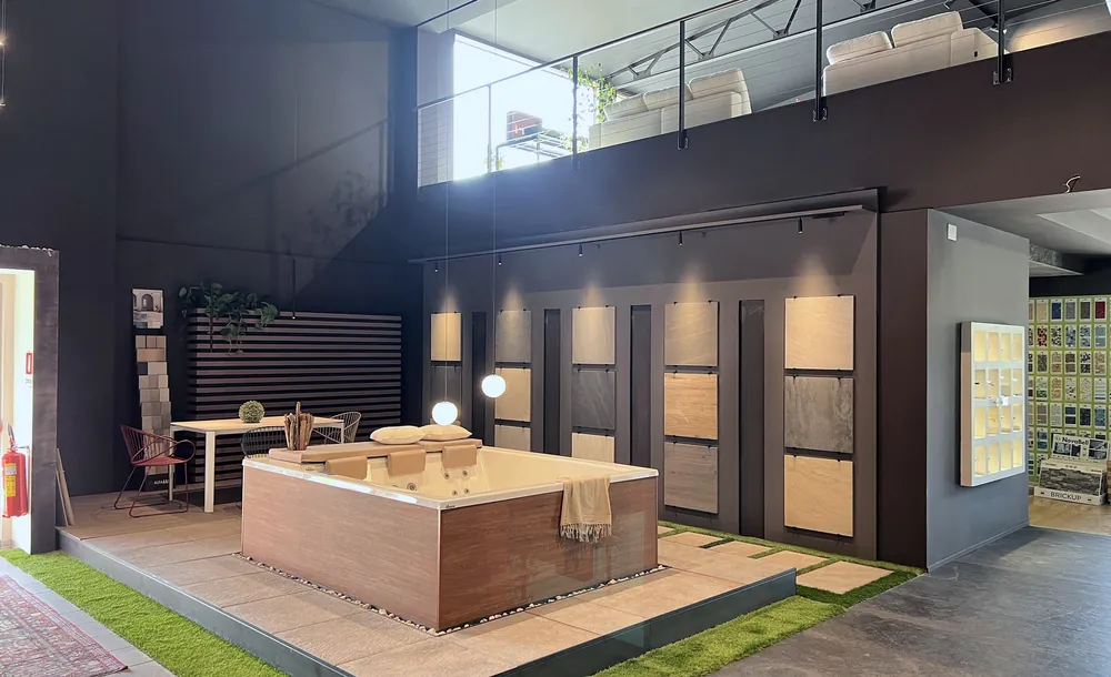 Esposizione di pavimenti e rivestimenti con vasca in legno