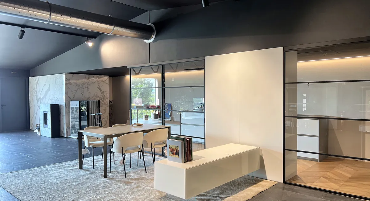 Zona living e pranzo nello showroom Edil Nord