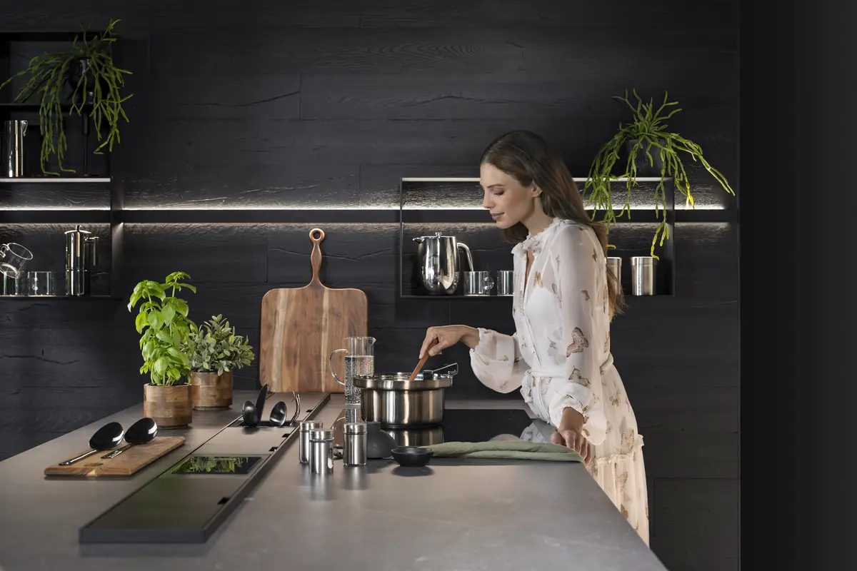 Cucina Zecchinon scura con piano di lavoro attrezzato