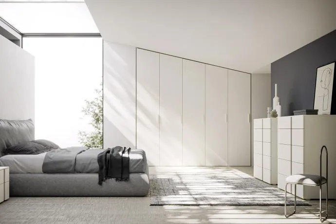 Camera con armadio a tutta parete e letto imbottito