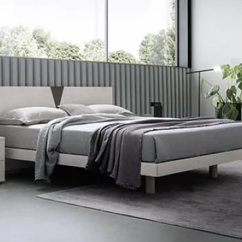Letto con testiera imbottita a pannelli