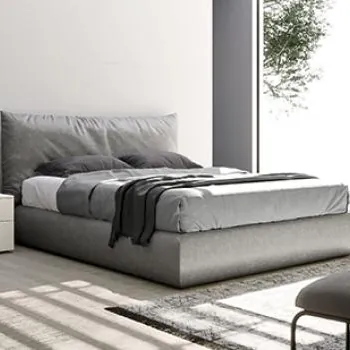 Letto con testiera morbida e comodino