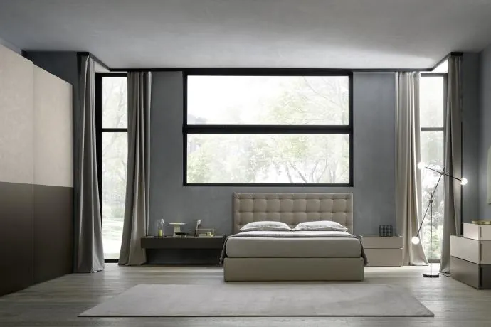Camera da letto con letto imbottito e grande finestra