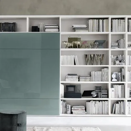 Parete attrezzata con libreria bianca e ante verde acqua