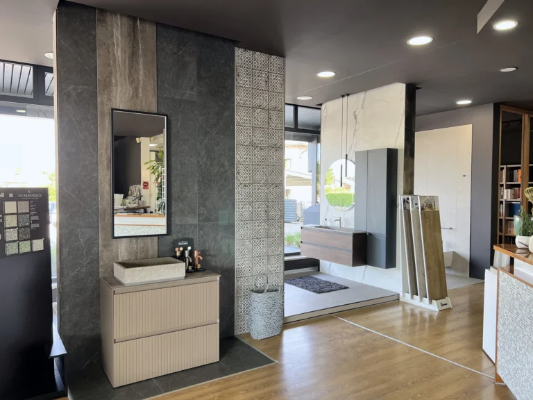 Composizione bagno con mobile e lavabo nello showroom