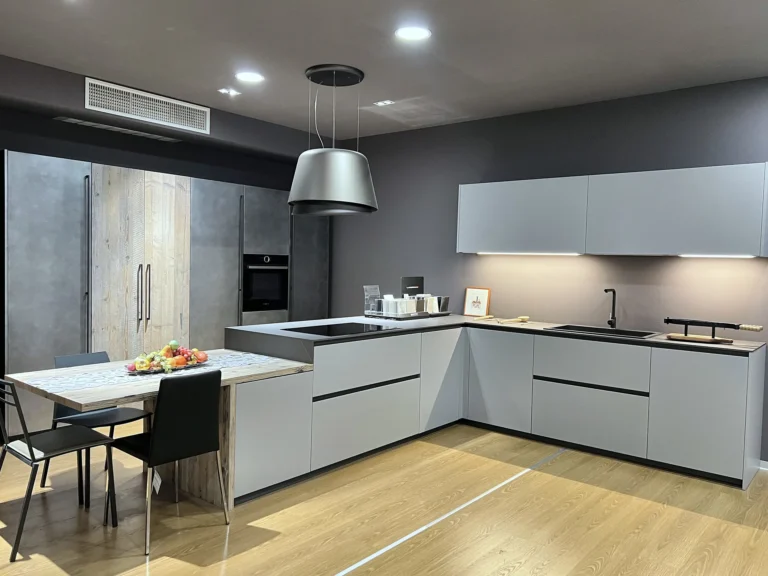 Cucina angolare esposta nello showroom