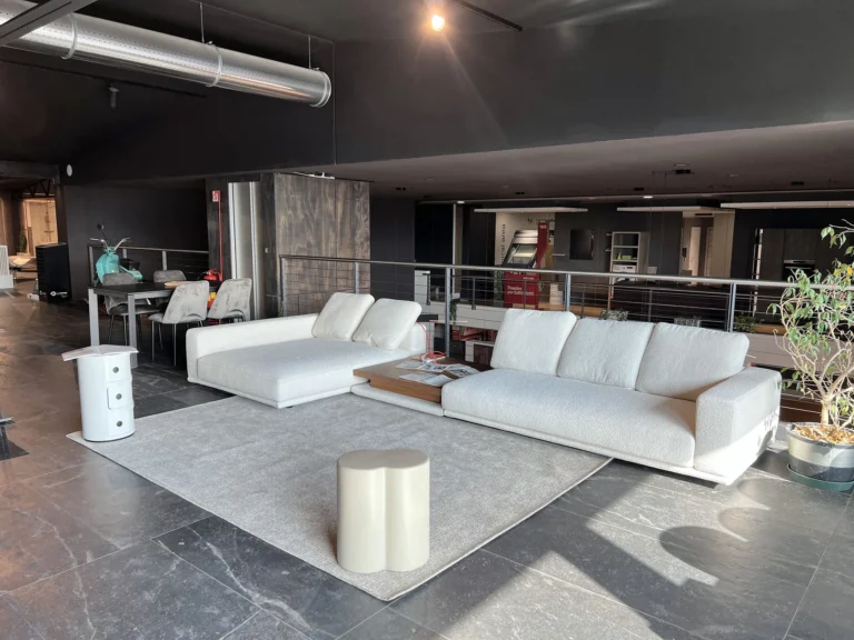 Divani nella zona living dello showroom