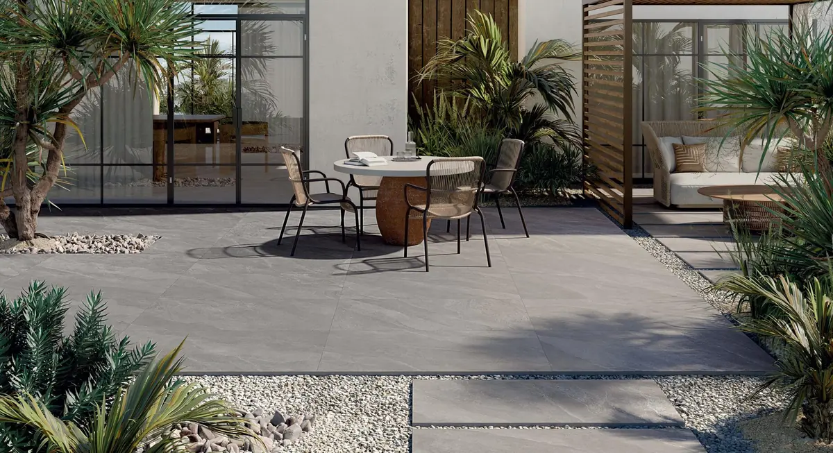 Terrazzo esterno con pavimento in gres effetto pietra