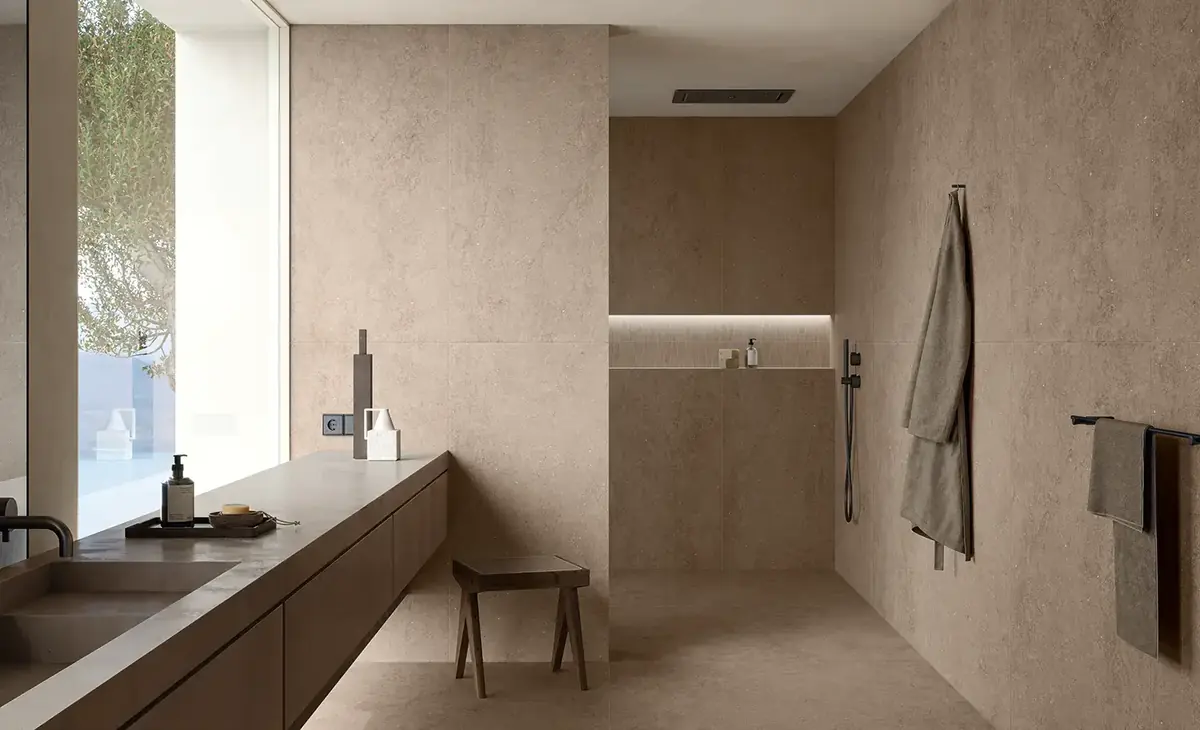 Bagno con rivestimento effetto pietra calda a tutta parete