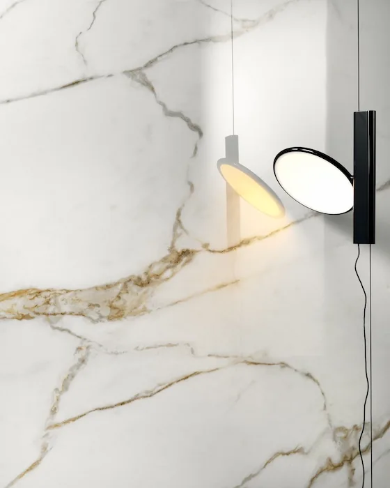 Parete in gres effetto marmo bianco con venature oro