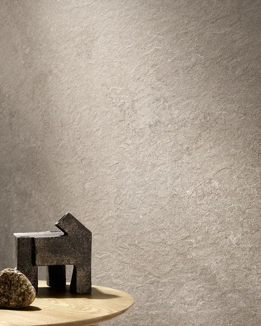 Superficie in gres effetto pietra con texture naturale