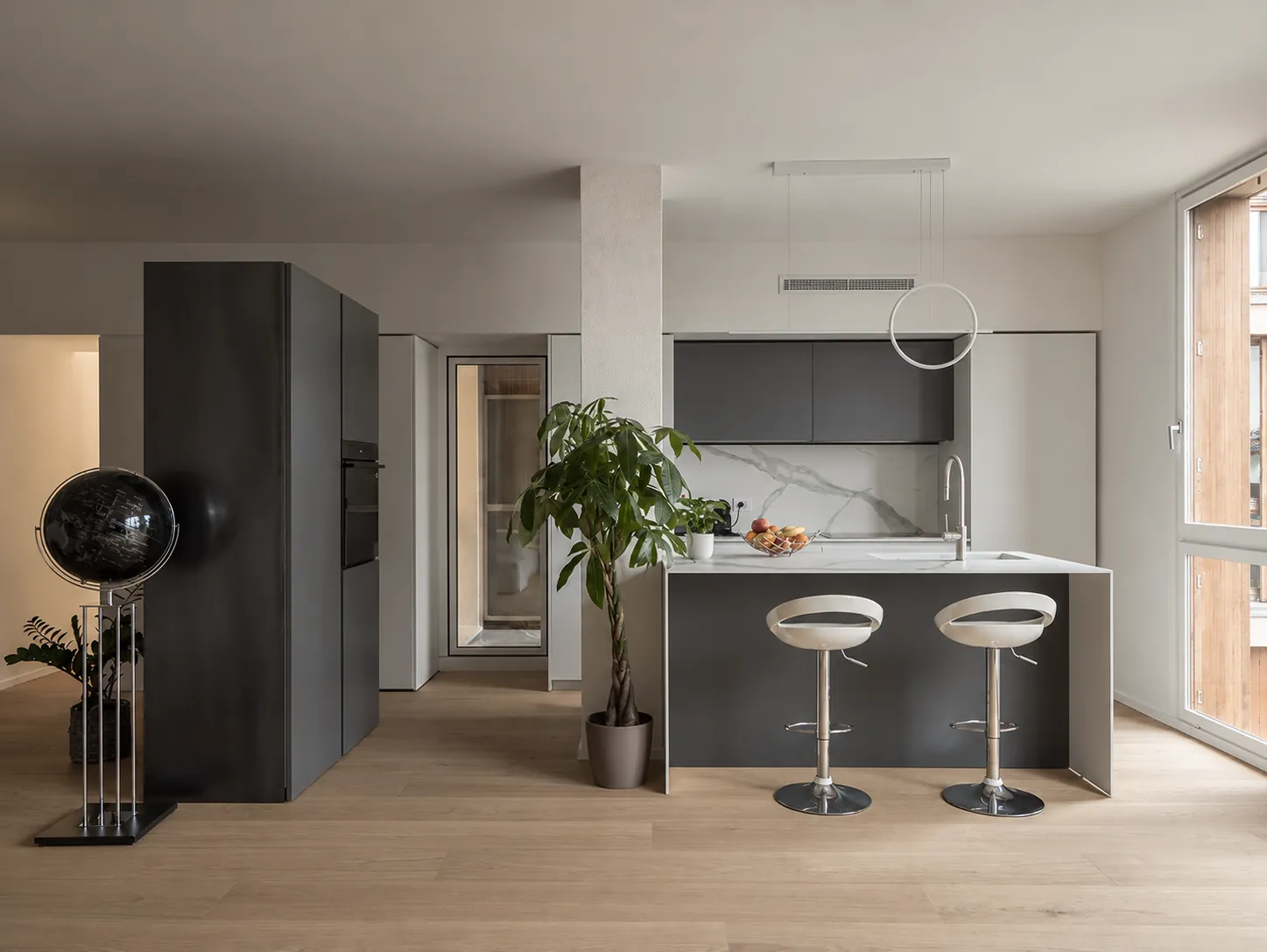Cucina con isola, totem con colonna forno e dispensa